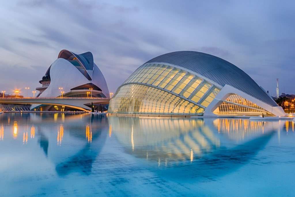 Architektonische Sonderkonstruktion mit futuristischen Glas- und Stahlformen – innovative Sonderkonstruktion im Bauwesen.