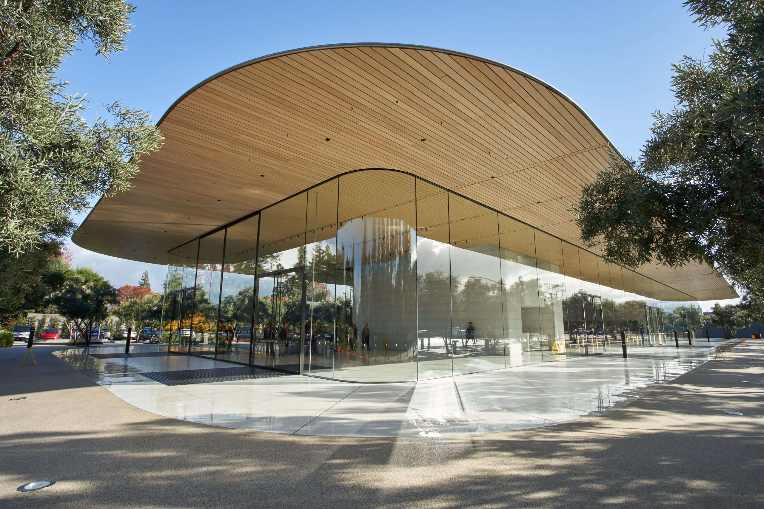 Moderne Glasfassade mit großflächigen Verglasungen und reflektierenden Elementen – Beispiel für zeitgenössischen Glasbau in der Architektur.