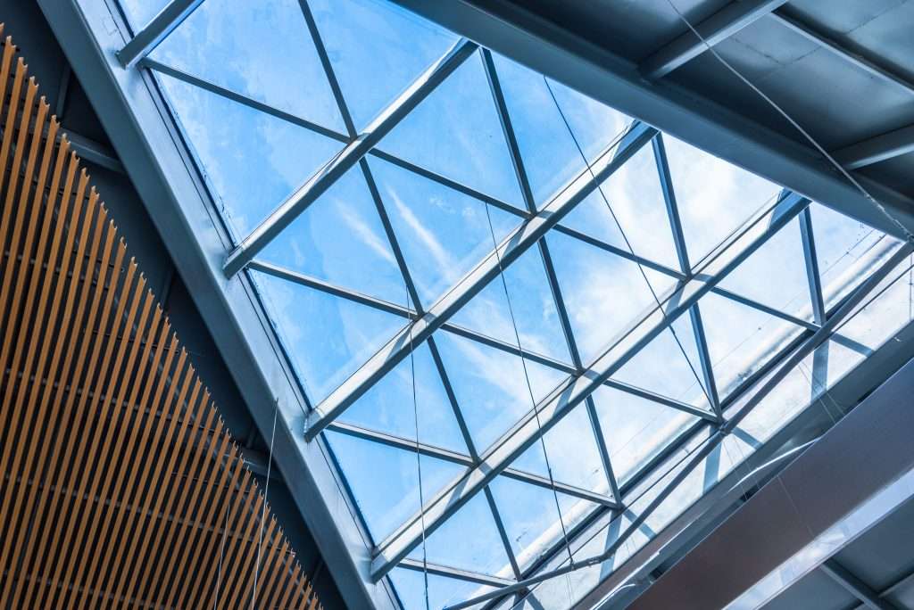 Geometrische Dachkonstruktion aus Glas und Stahlprofilen – moderne Dachkonstruktion für Tageslichtarchitektur.